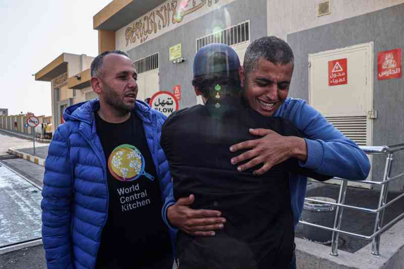 Familiares lloran la muerte de Saif Abu Taha, un conductor palestino que trabajaba para World Central Kitchen