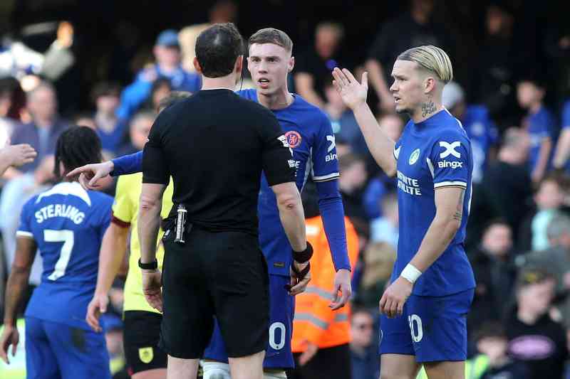 Palmer y Mykhailo Mudryk enfrentan al árbitro Darren England después del partido del sábado, pero en general el rendimiento contra el Burnley careció de pasión