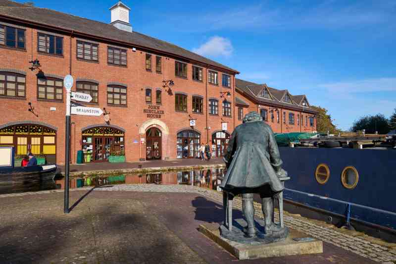 La estatua de James Brindley en la cuenca del Canal de Coventry es parte del sendero de arte