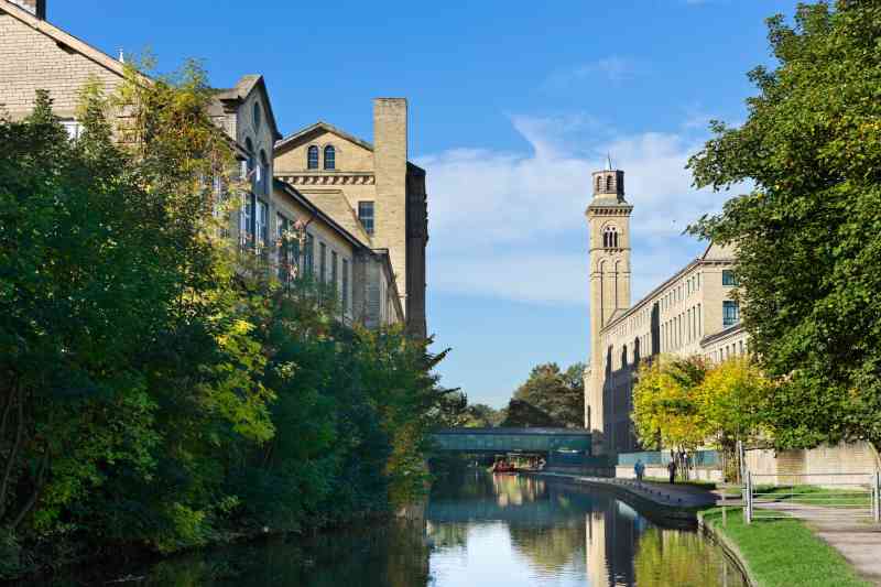 Salts Mill en el Canal de Leeds y Liverpool