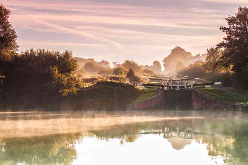 Las Esclusas de Caen Hill en el Canal Kennet y Avon en Devizes