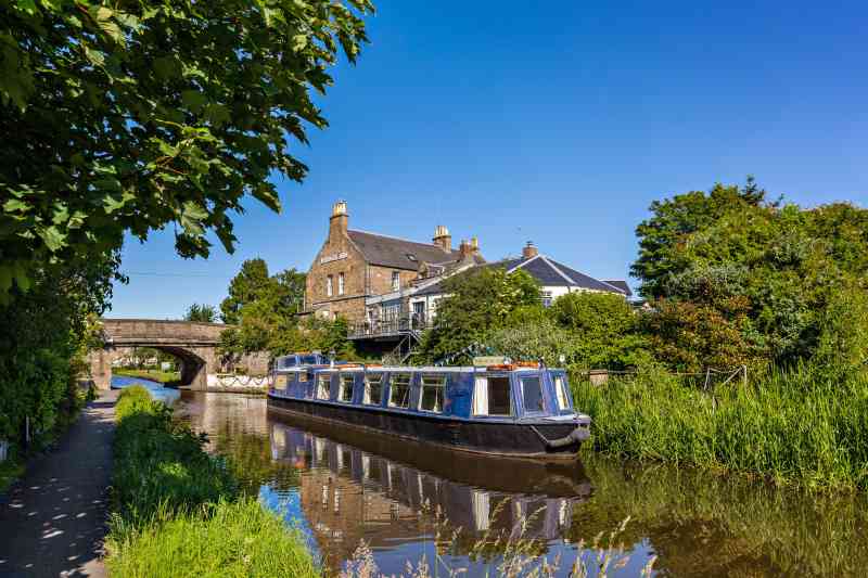 El Bridge Inn a orillas del Canal Union en el pueblo de Ratho