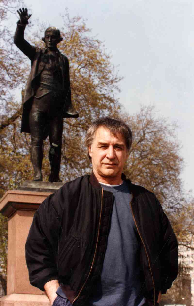 Griffiths junto a la estatua de Edmund Burke en Bristol en 1993